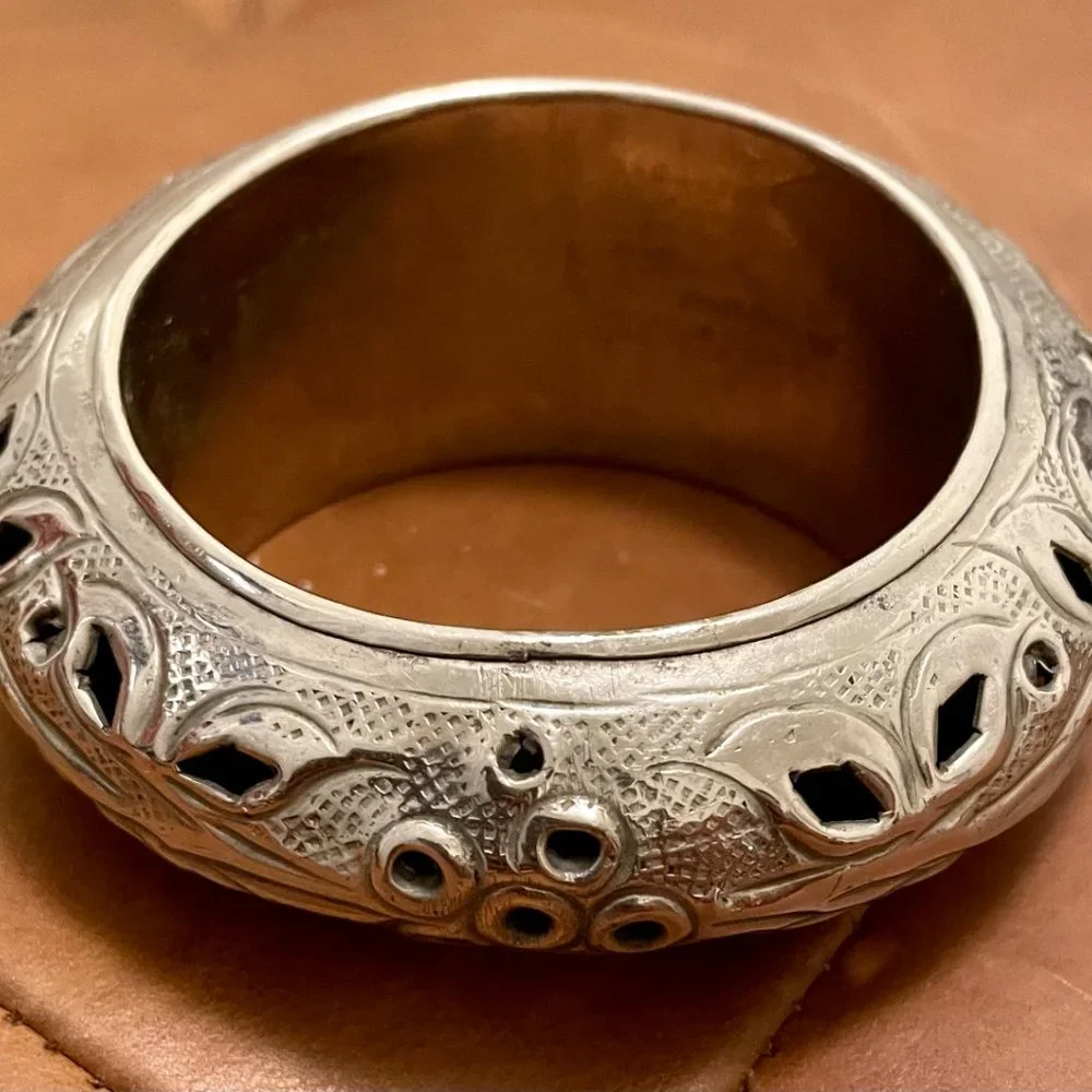 VTG Silvertone Floral Cutout Bangle